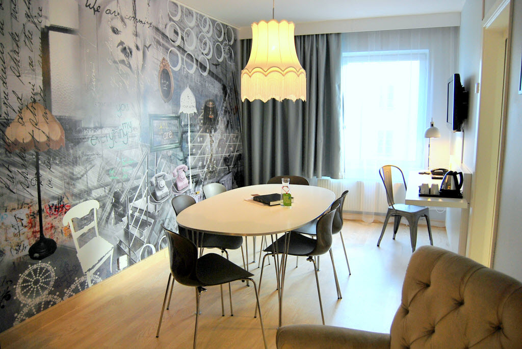 Kuvaoikeudet:: Karl Gabor, Babordsgatan 14, 120 64 Stockholm, 070-777 27 01, info@gabor.se Scandic Malmen, Junior suite, meeting room